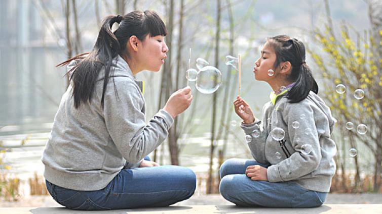 想让父母来接放学 龙凤胎合力编故事惊动警方