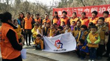 西安市妇联组织巾帼志愿者及家庭代表前往“三八林”开展护绿活动