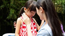 孩子在幼儿园被老师打脸，我该怎么做？