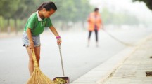 11岁女孩的别样暑假 每天帮奶奶扫马路